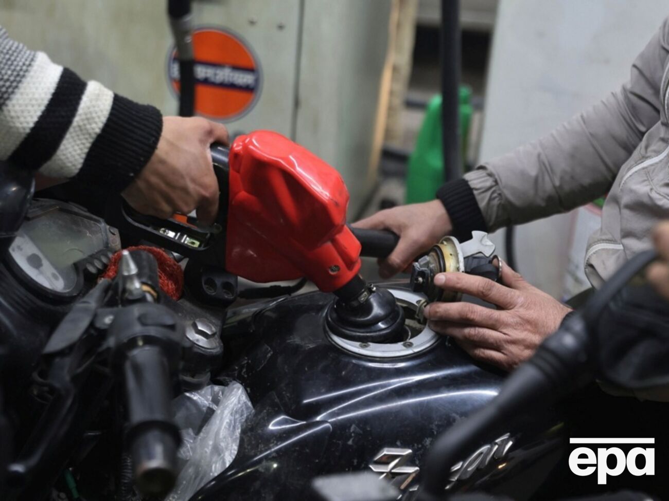 АЗС должны за 10 дней "обосновать" цены на топливо – АМКУ