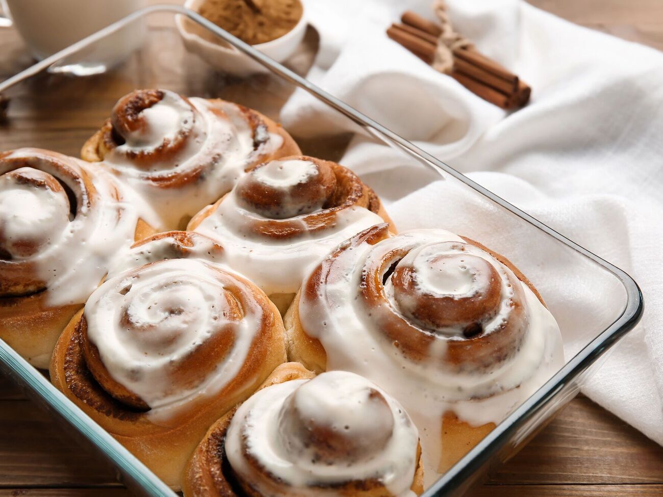 "Боже, какие они вкусные". Возьмите теплое молоко и два яйца – и мягкие булочки с кремом готовы