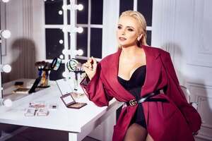 Ребрик в дерзком боди с глубоким декольте похвасталась невероятной фигурой. Фото