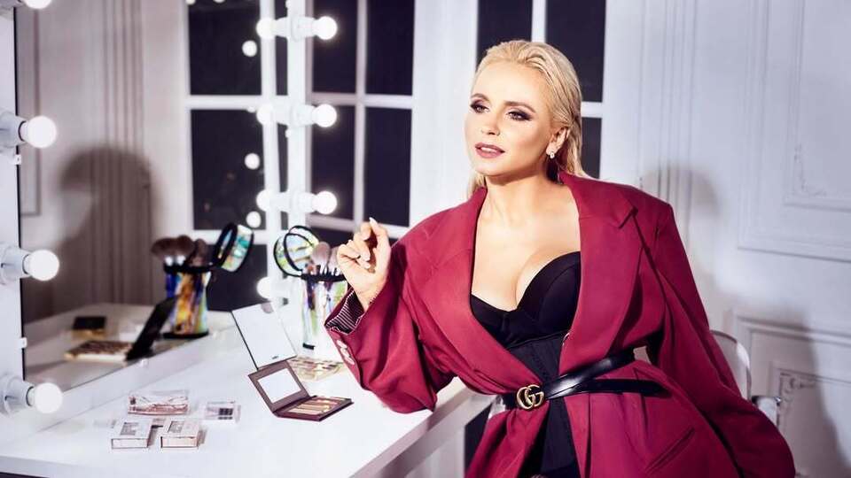 Ребрик в дерзком боди с глубоким декольте похвасталась невероятной фигурой. Фото