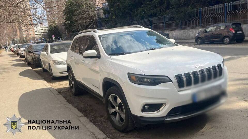 Продал Jeep знакомого и сменил район проживания. В Киеве объявили подозрение 37-летнему мужчине
