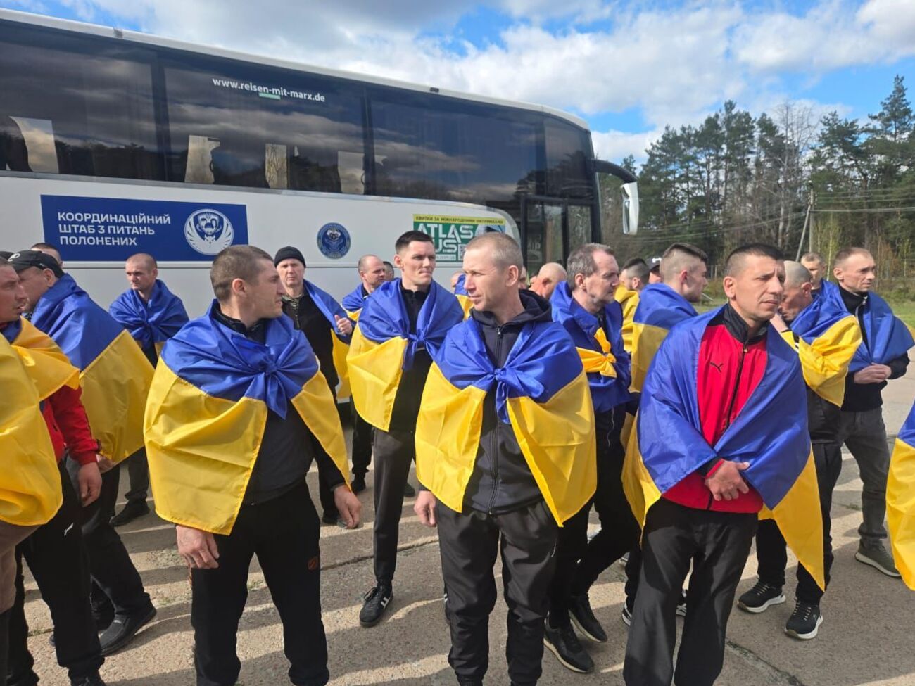 "193 українські воїни повернулися додому". Зеленський повідомив про обмін полоненими. Фото