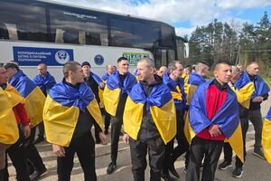 "193 українські воїни повернулися додому". Зеленський повідомив про обмін полоненими. Фото
