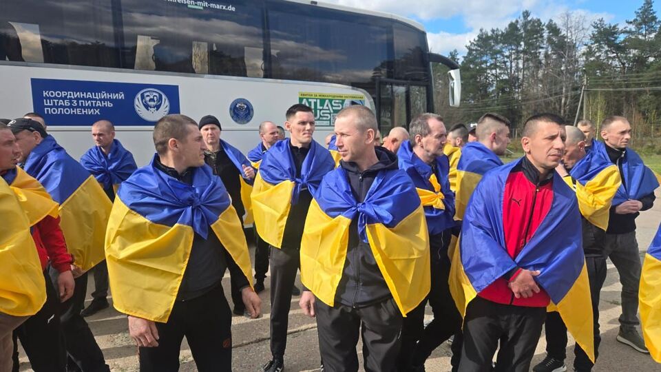 "193 українські воїни повернулися додому". Зеленський повідомив про обмін полоненими. Фото