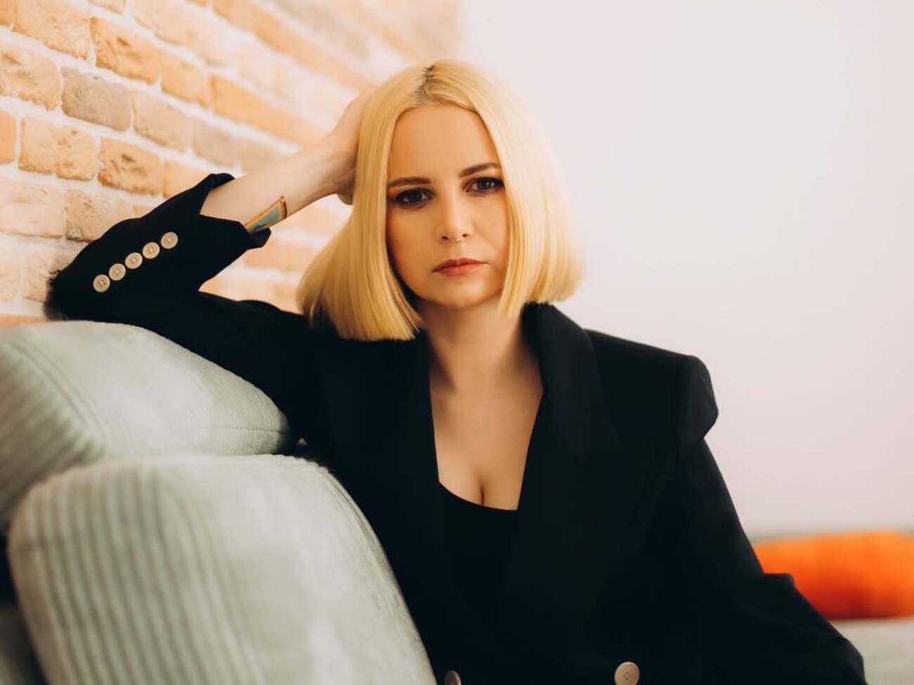 Секс после интервью, замороженные яйцеклетки и "русскоговорящая челюсть". Кто такая Эмма Антонюк