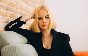 Домработница, замороженные яйцеклетки и "русскоговорящая челюсть". Кто такая Эмма Антонюк