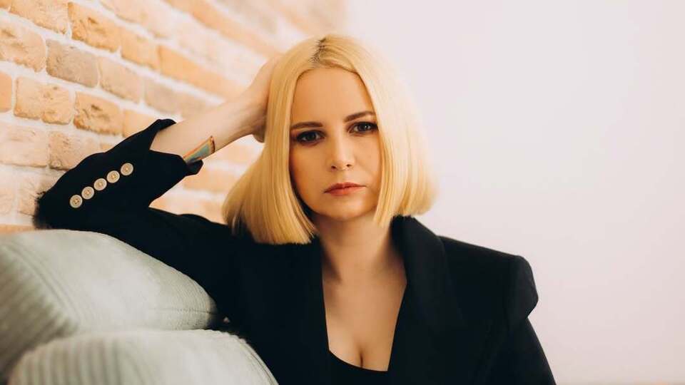 Секс после интервью, замороженные яйцеклетки и "русскоговорящая челюсть". Кто такая Эмма Антонюк