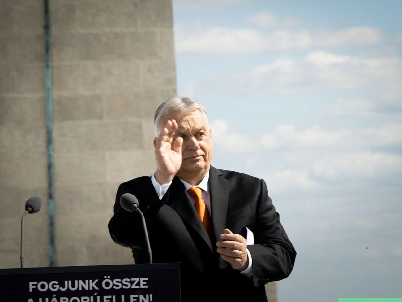 Орбан заявив про відмову від мандата в парламенті Угорщини. Журналіст припустив підготовку до втечі