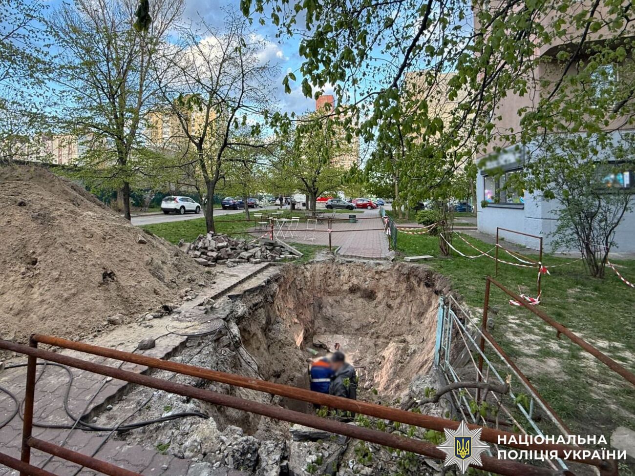 В Киеве 18-летняя девушка упала в яму с водой. Полиция возбудила уголовное производство на коммунальщиков. Фото