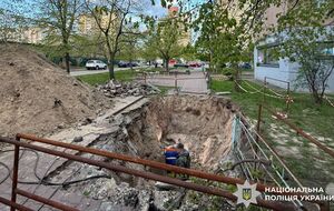 В Киеве 18-летняя девушка упала в яму с водой. Полиция возбудила уголовное производство на коммунальщиков. Фото