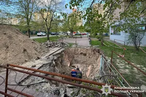 У Києві 18-річна дівчина впала в яму з водою. Поліція відкрила кримінальне провадження щодо комунальників. Фото