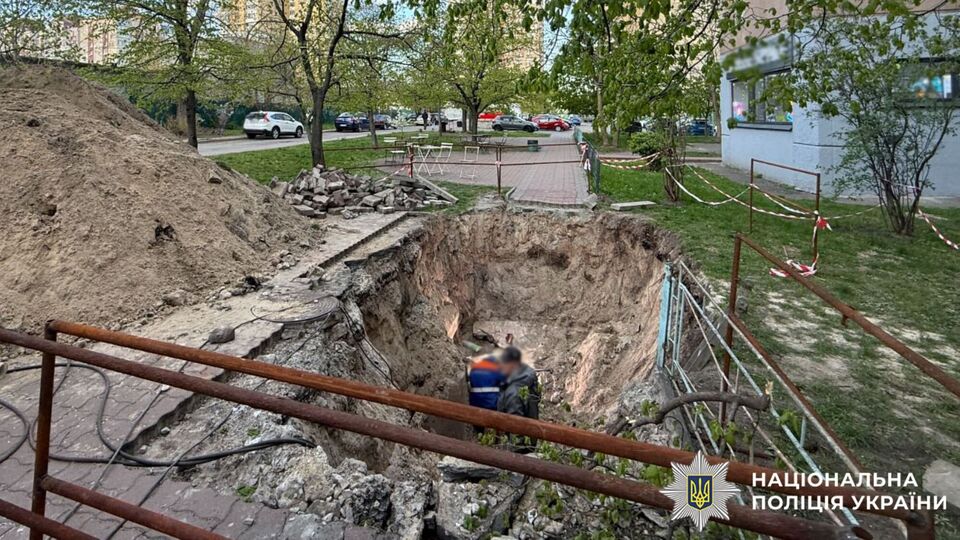 В Киеве 18-летняя девушка упала в яму с водой. Полиция возбудила уголовное производство на коммунальщиков. Фото