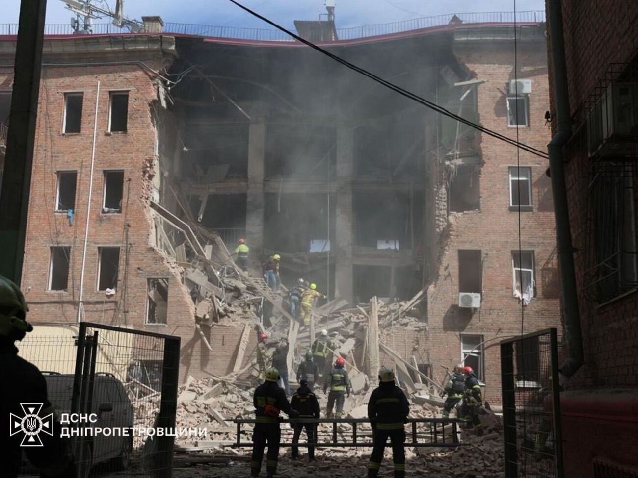 Понад 40 поранених, є зниклі безвісти. Зеленський прокоментував російські атаки на Дніпро