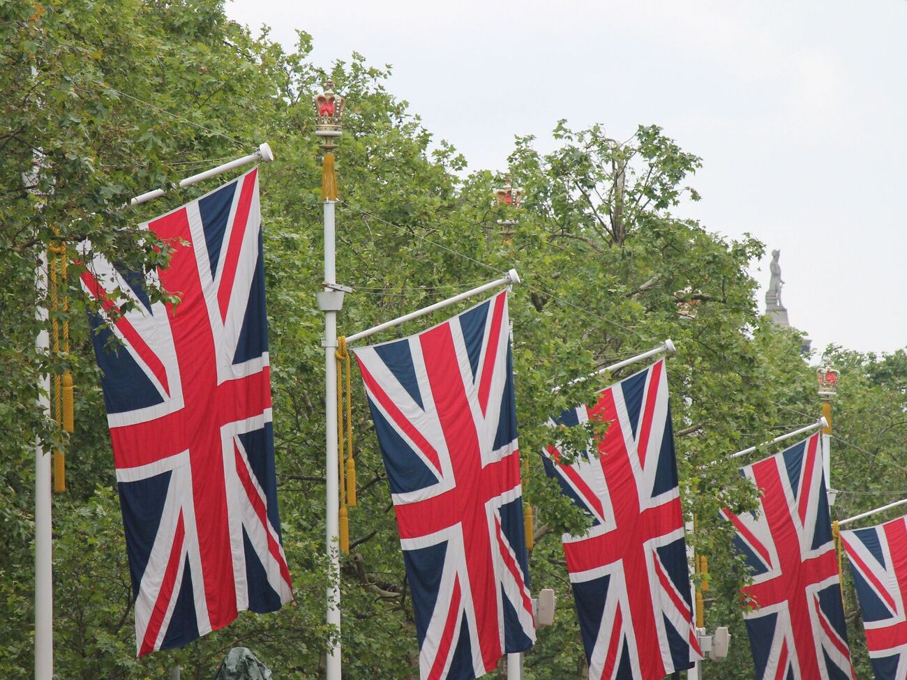 В Вашингтоне к приезду короля Чарльза III по ошибке повесили австралийские флаги вместо британских