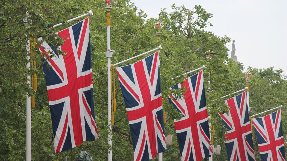 В Вашингтоне к приезду короля Чарльза III по ошибке повесили австралийские флаги вместо британских