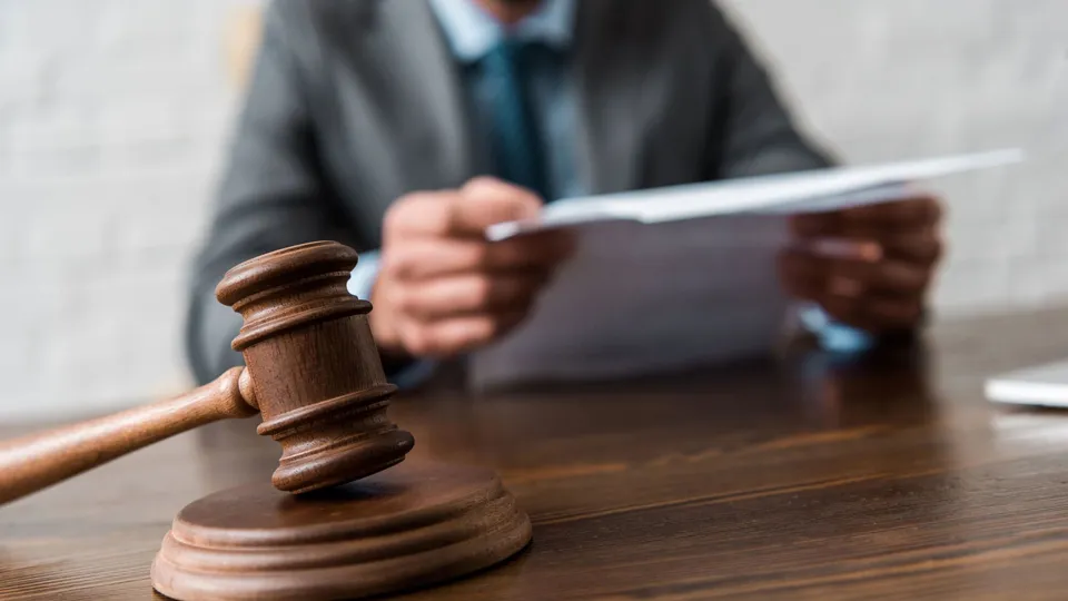 Во Львовской области мать судили из-за запущенного сыном бумажного самолетика