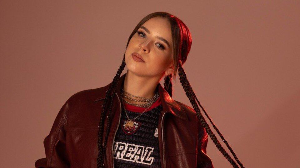 Молода співачка Nastya Semchuk написала пісню про кохання, кліп знімали у Львові. Відео