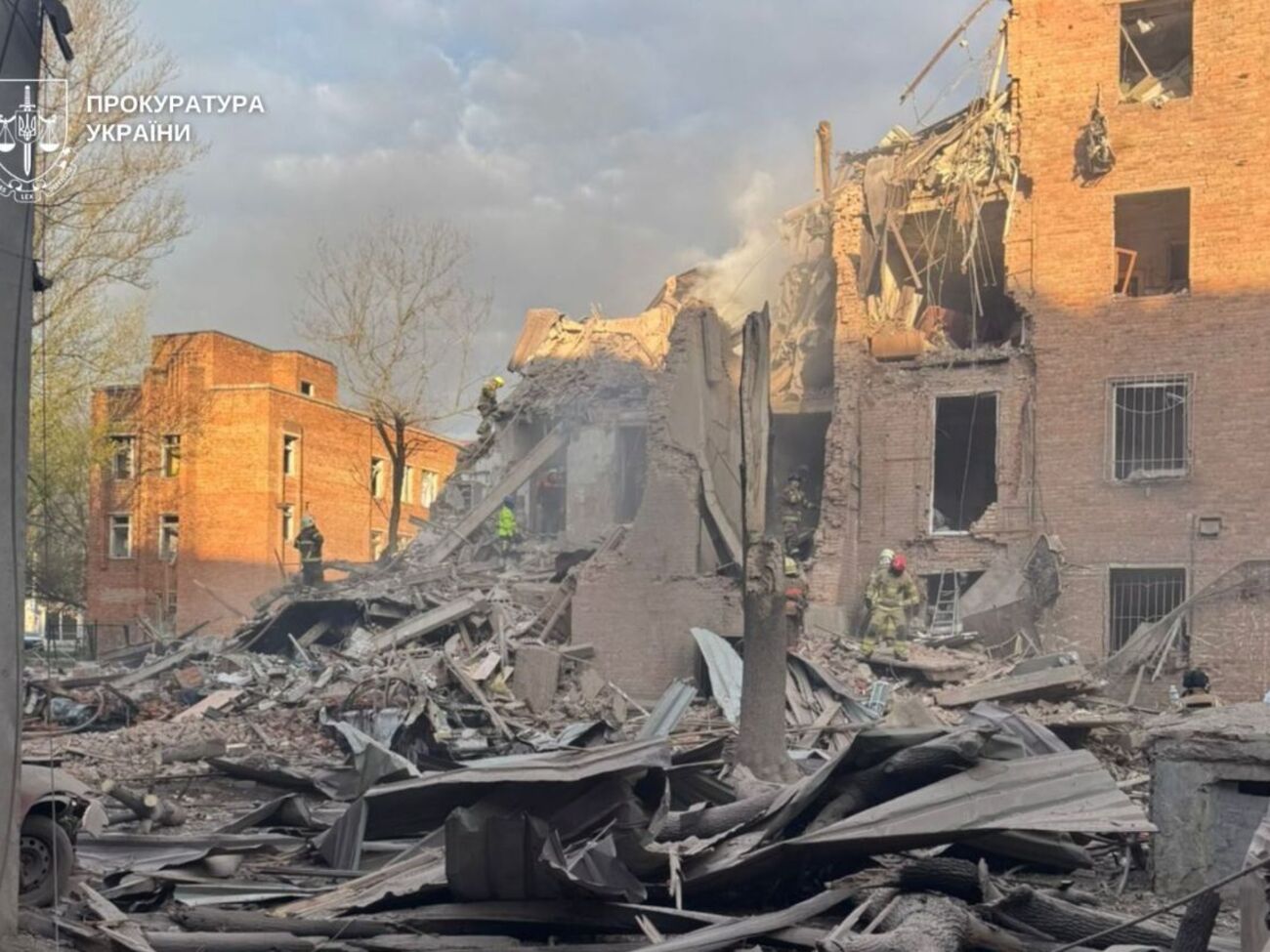 У Дніпрі з-під завалів дістали жертв атаки РФ