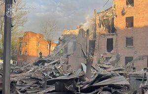 В Днепре из-под завалов извлекли жертв атаки РФ