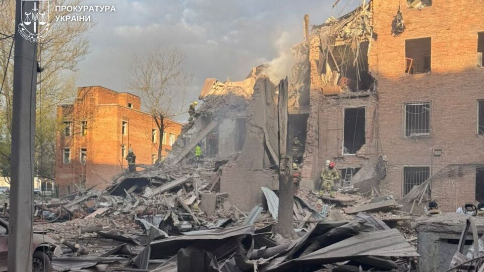 У Дніпрі з-під завалів дістали жертв атаки РФ