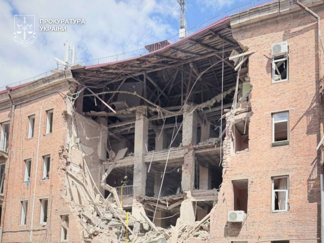 РФ уранці поцілила у Дніпрі в той самий квартал, що і вночі. Є загиблий і поранені