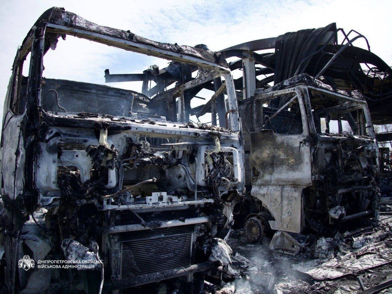 У Дніпрі 12 автомобілів згоріли на АЗС після російського удару