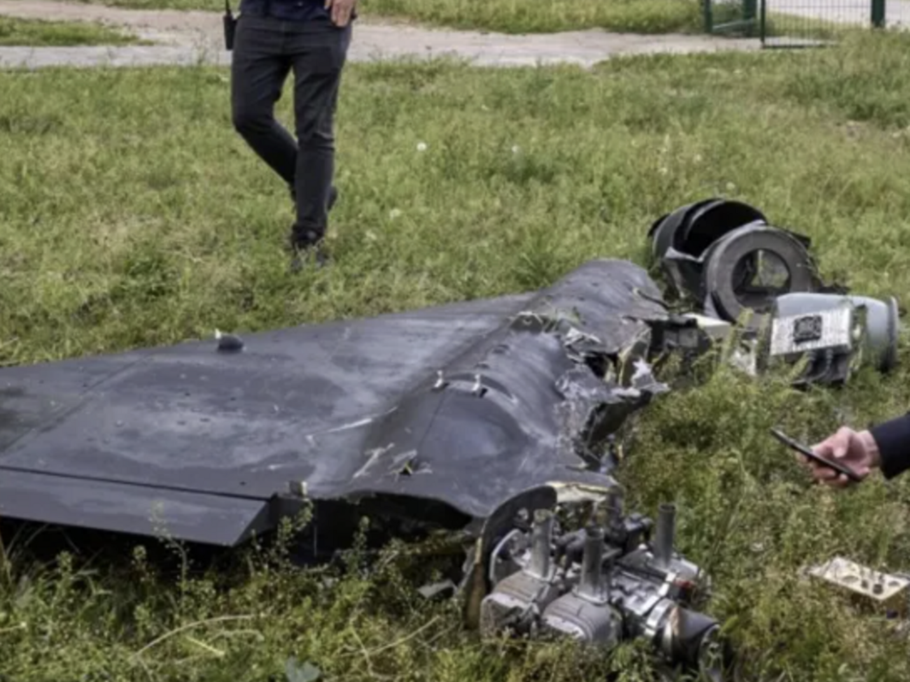 Після масованого удару РФ уламки дронів виявили в Румунії. Людей евакуювали