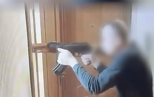 Называл людей "свиньями" и готовился к расстрелу. Прокуратура рассказала о "голосеевском" стрелке