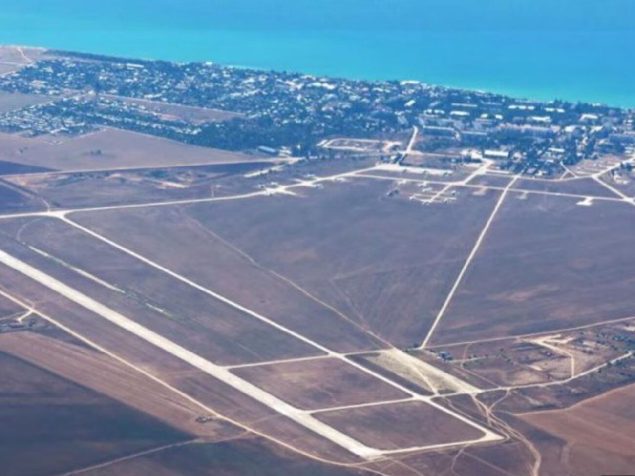 Ночью дроны дважды атаковали военные аэродромы в Крыму. В Севастополе ПВО убила человека – СМИ