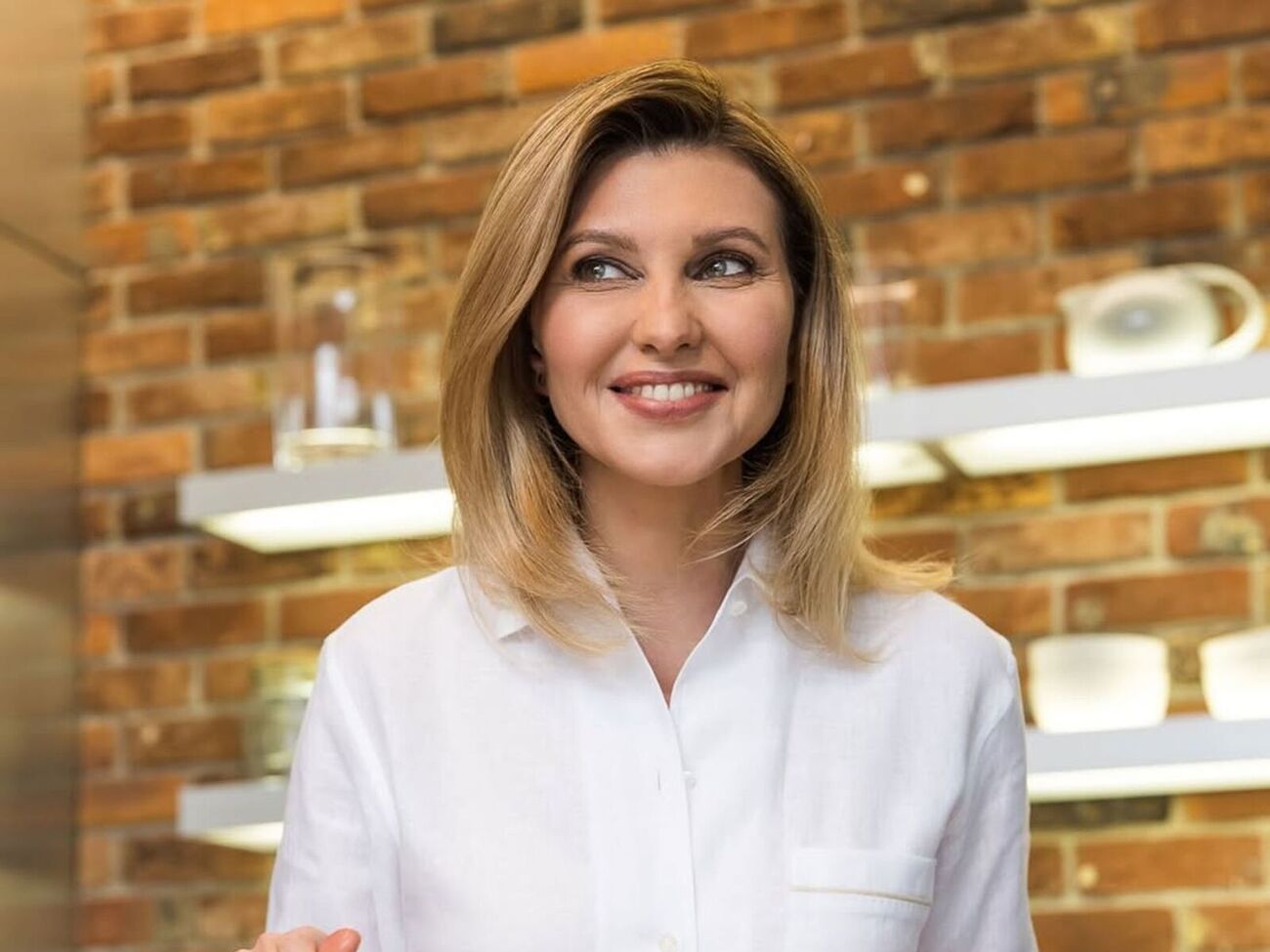 Що читає перша леді України. Зеленська порадила книжку, яка "зайшла" українським військовим