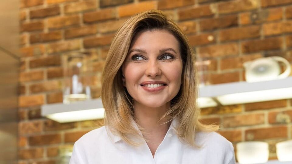 Що читає перша леді України. Зеленська порадила книжку, яка "зайшла" українським військовим