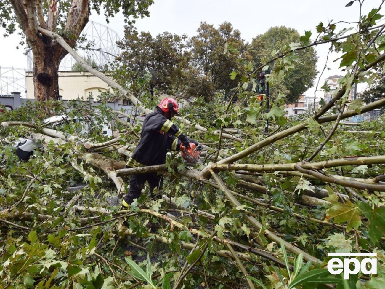 Негода в Україні: вітер зриває дахи, валить дерева і трощить автомобілі. Фото, відео
