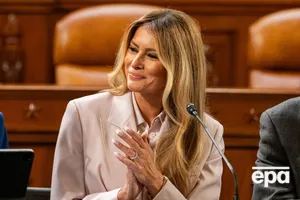 Возле Белого дома по распоряжению жены Трампа появился улей с пчелами. Что она задумала