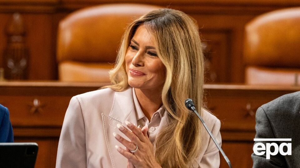 Біля Білого дому за розпорядженням дружини Трампа з'явився вулик із бджолами. Що вона задумала