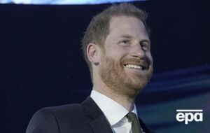 Азовці подарували принцу Гаррі та його дружині Меган парні прикраси з особливим сенсом. Фото