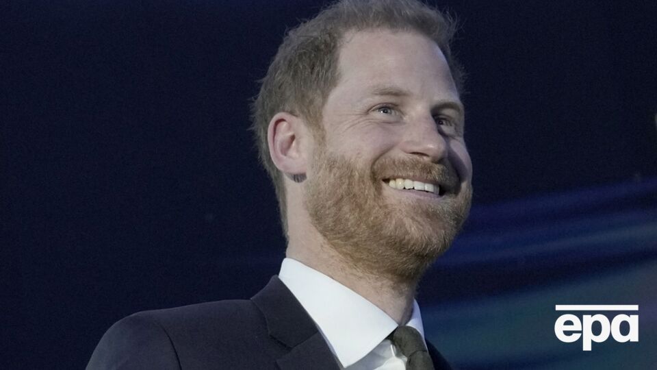 Азовцы подарили принцу Гарри и его жене Меган парные украшения с особым смыслом. Фото