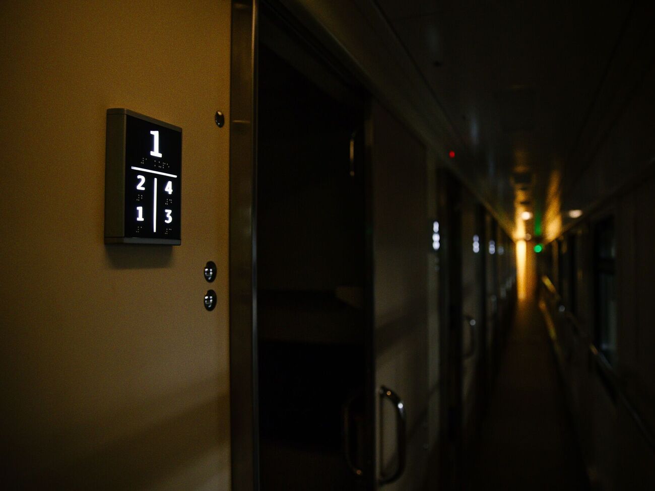 В каждом - шахматная доска. "Укрзалізниця" показала новые купейные вагоны, фото.