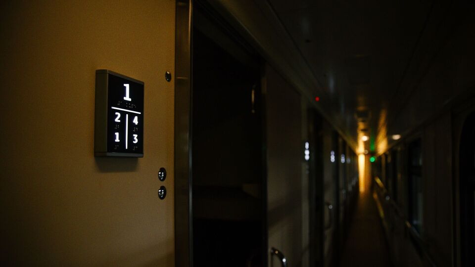 В каждом – шахматная доска. "Укрзалізниця" показала новые купейные вагоны. Фото