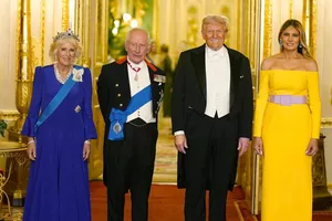 Салют, пчелы и чаепитие в Зеленой комнате. Как жена Трампа подготовилась к визиту Чарльза III