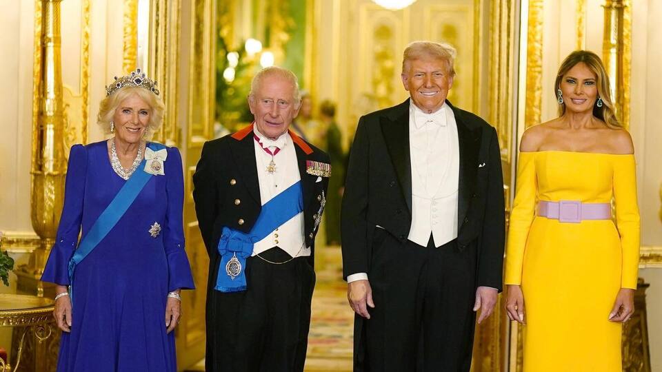 Салют, бджоли й чаювання в Зеленій кімнаті. Як дружина Трампа підготувалася до візиту Чарльза III