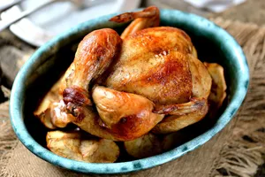 "Настільки соковита, що аж тече по руках!" Покладіть курку в цей розчин перед запіканням – результат здивує