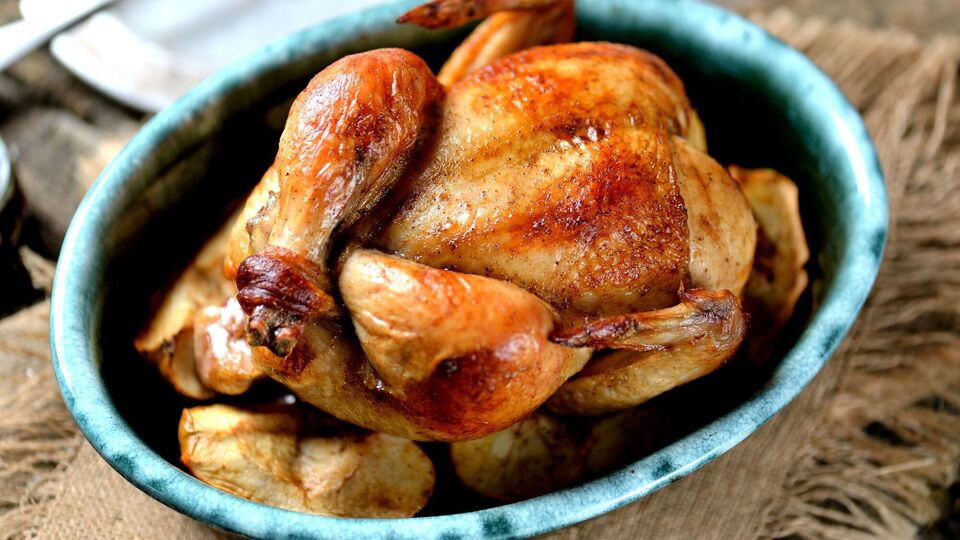 "Настільки соковита, що аж тече по руках!" Покладіть курку в цей розчин перед запіканням – результат здивує