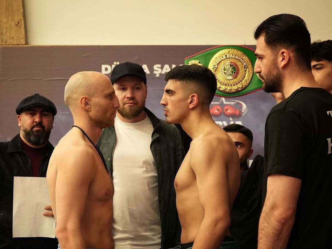 Россияне спровоцировали конфликт в Турции, их забросали стульями. Видео