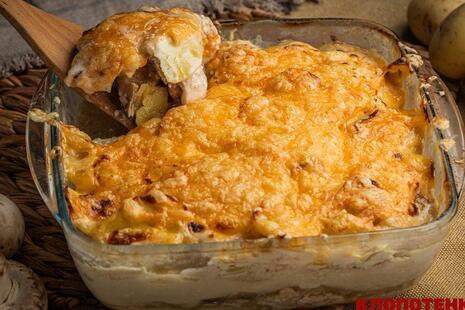 Питательная картофельная запеканка будет особенно вкусной, если сделать с картофелем это