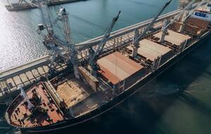 Армия РФ атаковала судно в морском коридоре Украины. Произошло возгорание