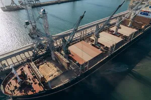 Армія РФ атакувала судно в морському коридорі України. Сталося загоряння