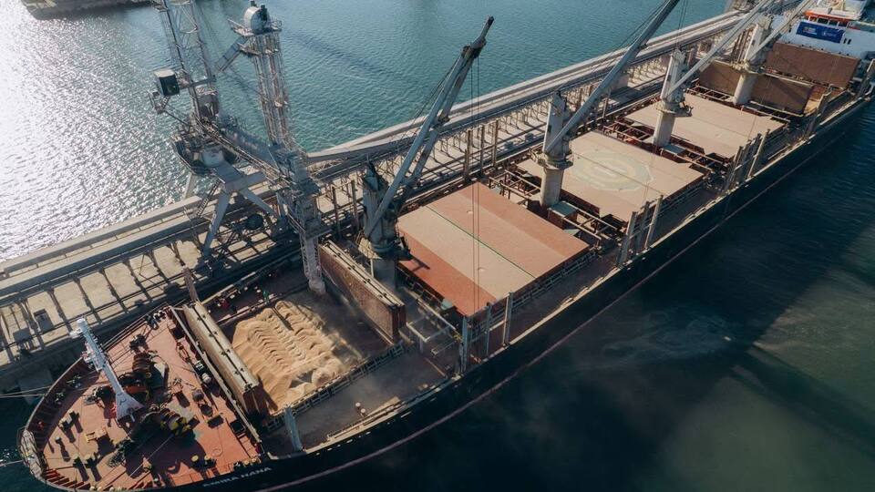 Армія РФ атакувала судно в морському коридорі України. Сталося загоряння