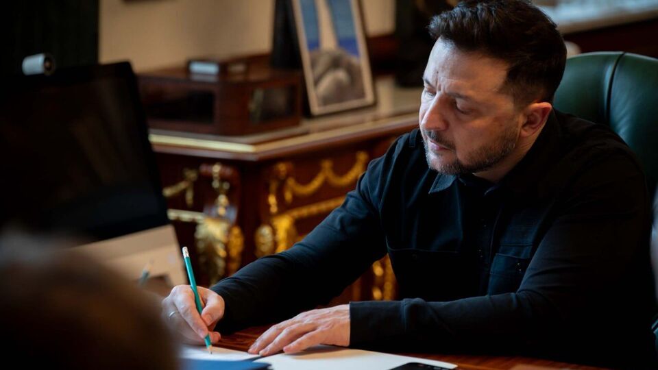 Зеленский предложил Раде продлить военное положение и мобилизацию до августа