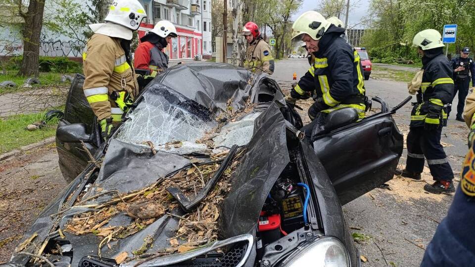 Погибшие и обесточивания в 19 регионах. В МВД рассказали о последствиях непогоды в Украине