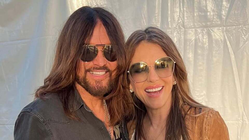 60-річна Герлі показала пристрасний поцілунок із 64-річним коханим. Фото